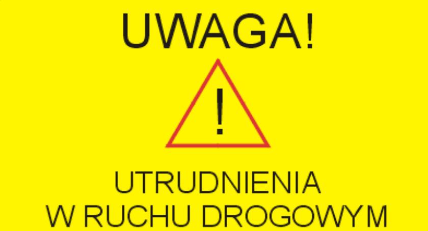 Grafika z informacją uwaga - utrudnienia w ruchu drogowym.