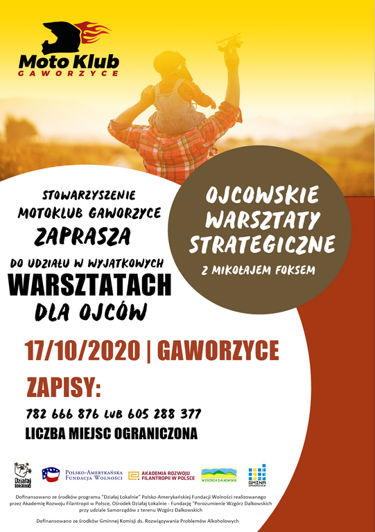 Plakat informujący o warsztatach ojcowskich. Grafika przedstawia ojca z synem bawiącego się razem na łonie natury. Widoczne logo organizatora - Moto-Klub Gaworzyce. Informacje o prowadzącym Mikołaju Foks, terminie oraz zapisach telefonicznie 782 666 876 i 605 288 377.