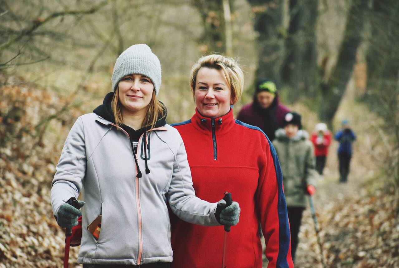 zdjęcie kobiet wykonane podczas spacerów nordic walking w Dalkowie