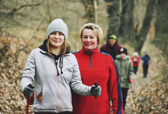zdjęcie kobiet wykonane podczas spacerów nordic walking w Dalkowie