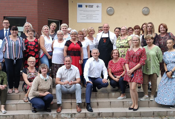 Grupowe zdjęcie kobiet z KGW z całej gminy i władzy