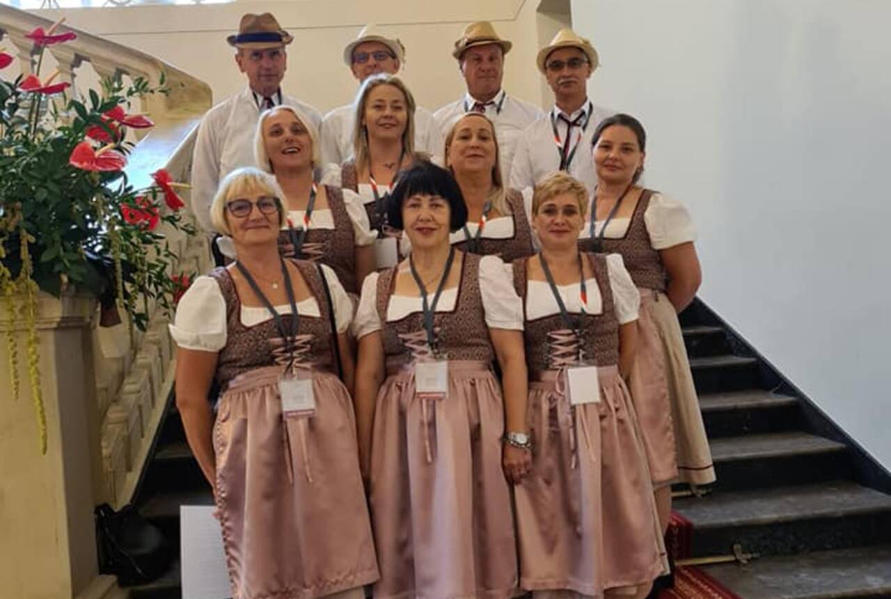 Grupowe zdjęcie sołectwa Kłobuczyn w strojach 