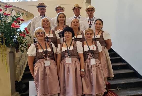 Grupowe zdjęcie sołectwa Kłobuczyn w strojach 