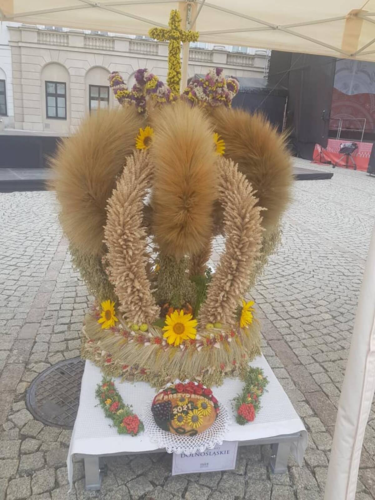 Wieniec dożynkowy z Kłobuczyna na placu prezydenckim